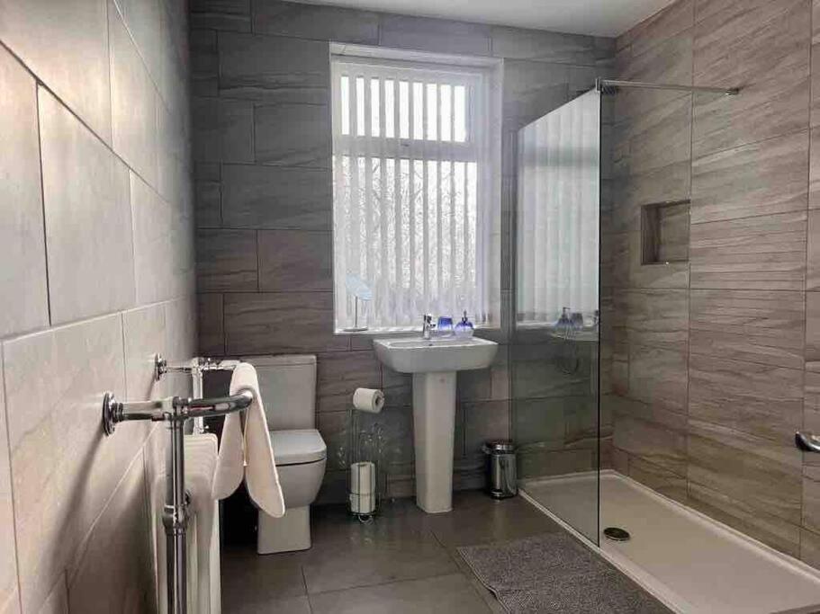 Anfield Home Sleeps 5 Close To Lfc Free Parking Liverpool Exterior photo