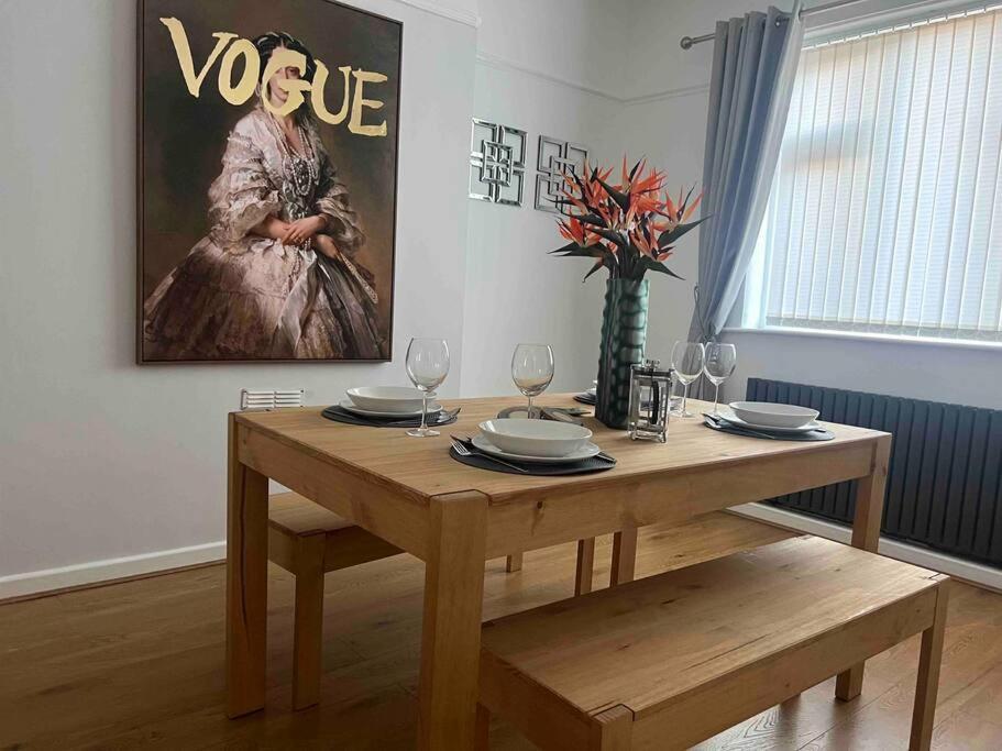 Anfield Home Sleeps 5 Close To Lfc Free Parking Liverpool Exterior photo